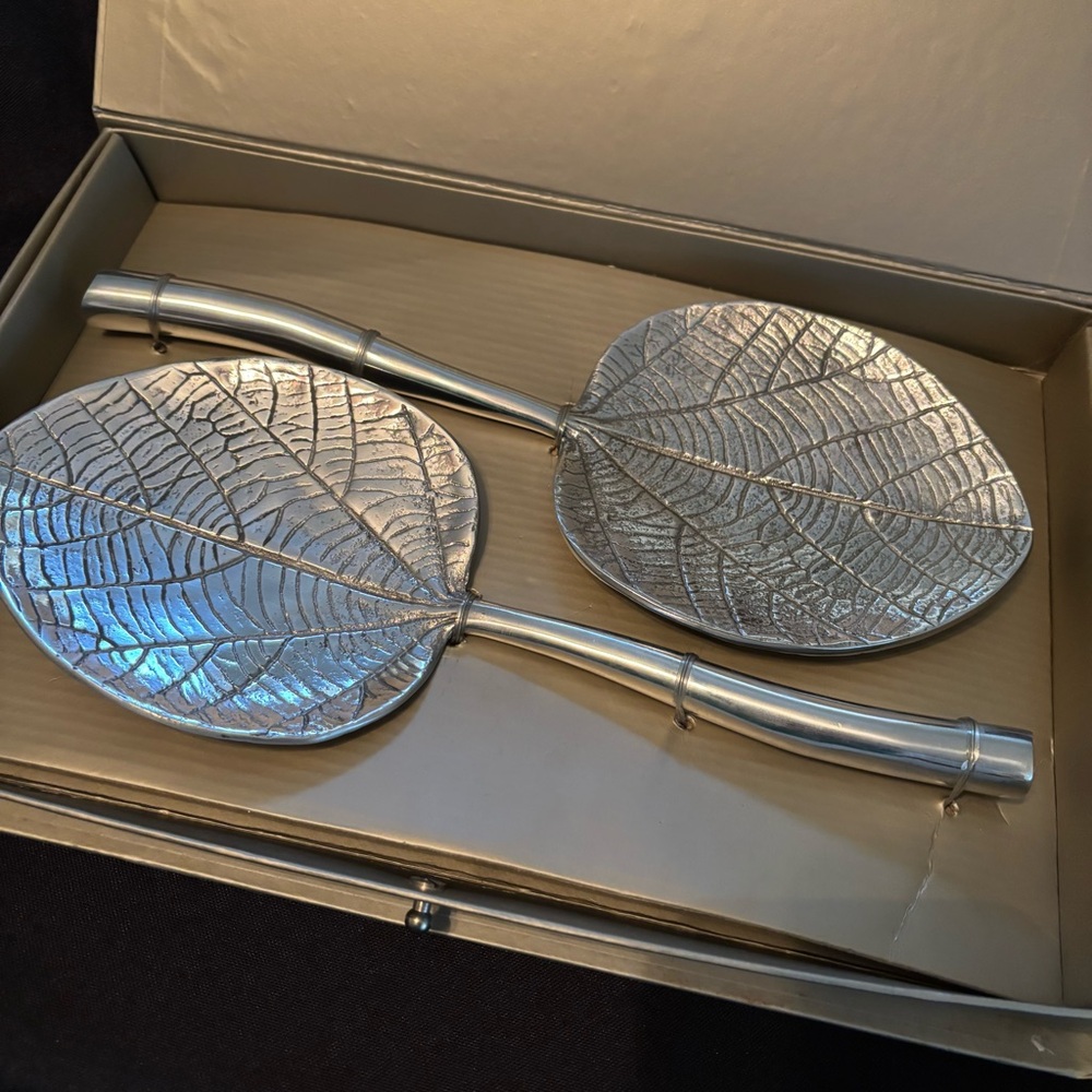 Short Frangipani Servers Set- Pottery Barn - Picture 2 of 6